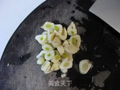 Make The garlic hand tore the mushrooms step 2