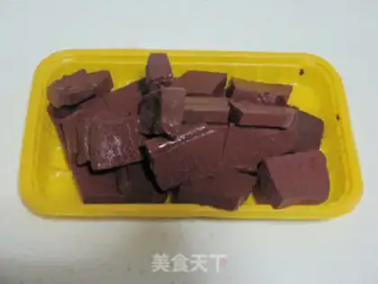 Make Sichuan fried pig blood step 1