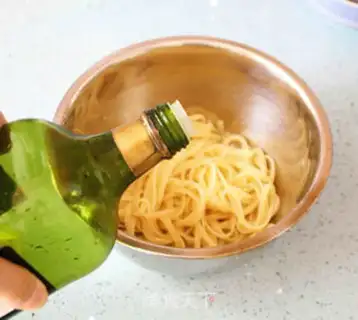 Make Tomato roasted chicken leg pasta step 7