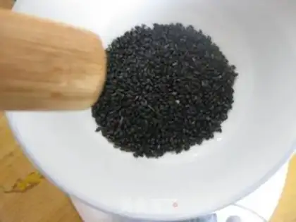 Make Red sugar sesame triangle step 0