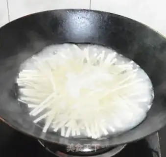Make Tomato eggs hanging. Noodles step 3