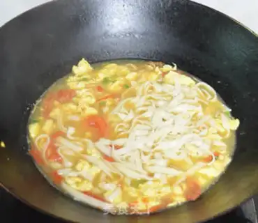 Make Tomato eggs hanging. Noodles step 7