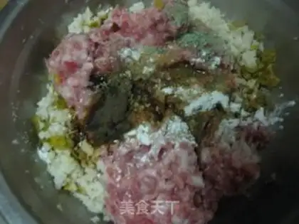 Make Horseshoe pork dumplings step 2