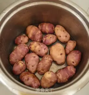 Make Soy and onion to fry potatoes step 1