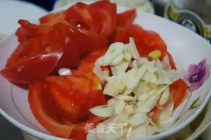 Make Tomato fried flowers step 2