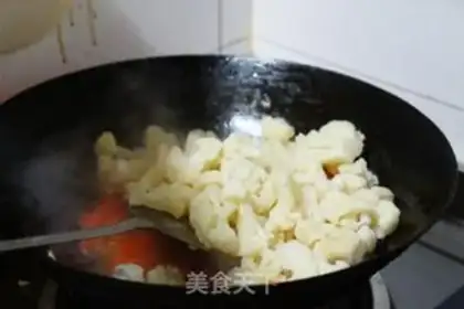 Make Tomato fried flowers step 4