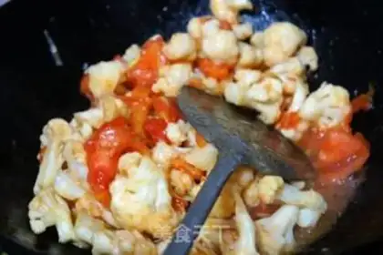 Make Tomato fried flowers step 5