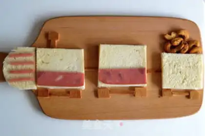 Make A little train toast breakfast step 1