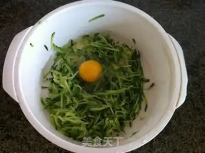 Make cucumber eggcake step 1