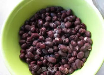Make Red bean milkshake step 1