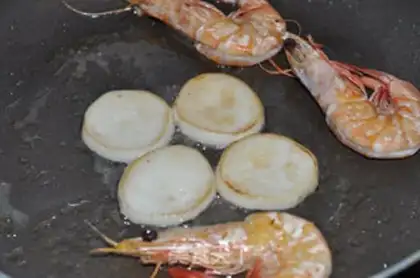 Make Black pepper shrimp fried apricot mushrooms step 7