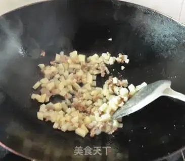 Make Tomato potato sauce noodles step 4