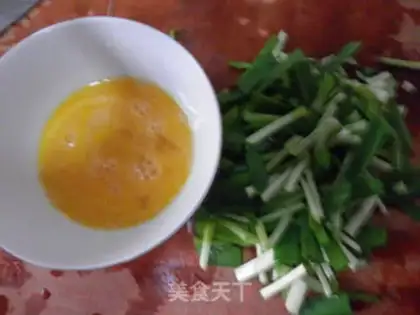 Make Scrambled eggs step 1