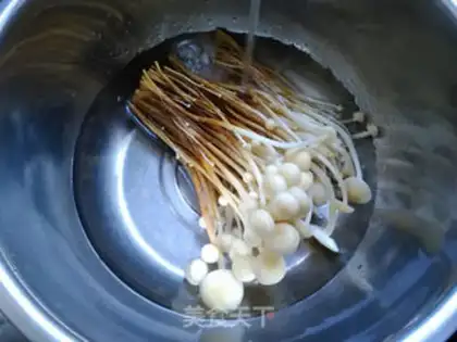 Make Golden fungus egg gravy soup step 0