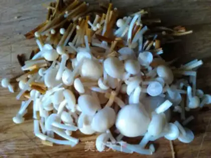 Make Golden fungus egg gravy soup step 1