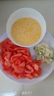 Make Tomato fried eggs step 1