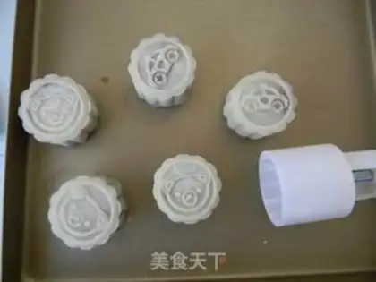 Make Ice-smelt snow-beans mooncake step 11