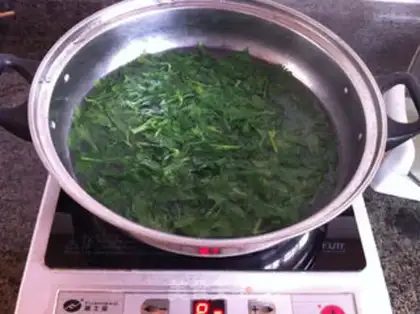 Make Celery leaves and eggs step 0