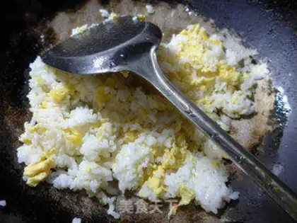 Make Soy sauce, egg fried rice step 4