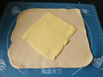 Make Danish hands tore bread step 2