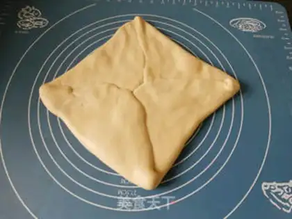 Make Danish hands tore bread step 3