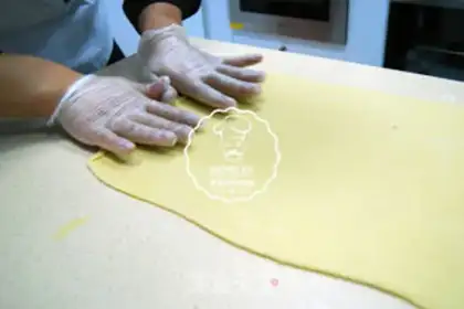 Make Danish hands tore bread step 7