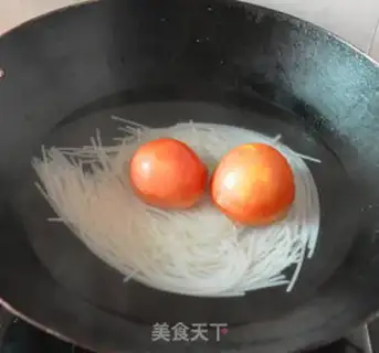 Make Skinned tomato rice powder step 1