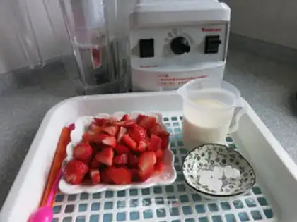 Make Strawberry milk step 1