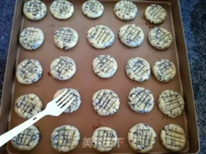 Make Black Sesame Flower Biscuit step 7