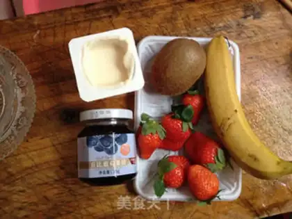 Make Banana strawberry yogurt step 0