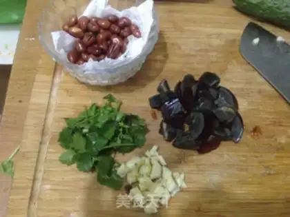 Make Puffy eggs, peanut rice step 1