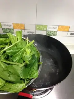 Make Spinach and bean peel step 1