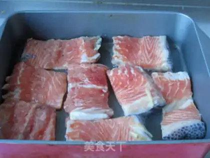 Make White mushroom stewed salmon bones step 2