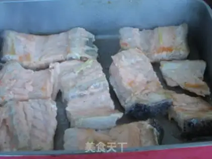 Make White mushroom stewed salmon bones step 3