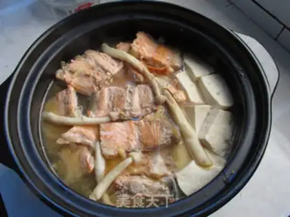 Make White mushroom stewed salmon bones step 9