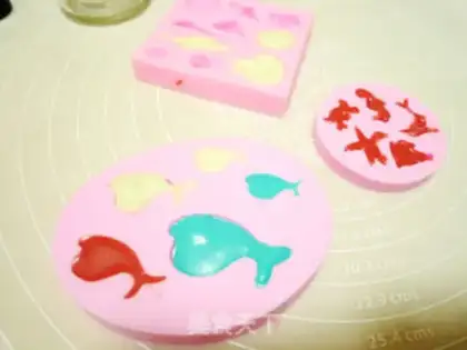 Make Subsea World scene cake step 22