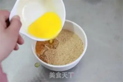 Make Caramel banana cheesecake step 1