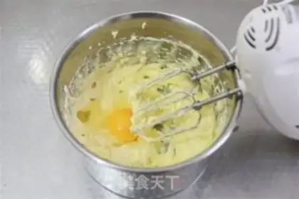 Make Caramel banana cheesecake step 4