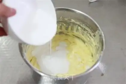 Make Caramel banana cheesecake step 6