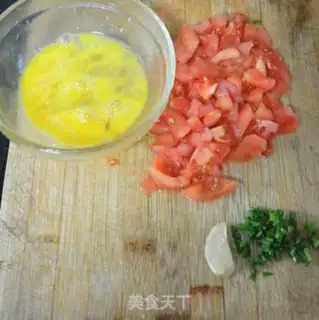 Make Tomatoes, eggnut soup step 1