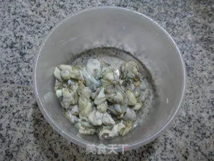 Make Eggs and oysters step 1