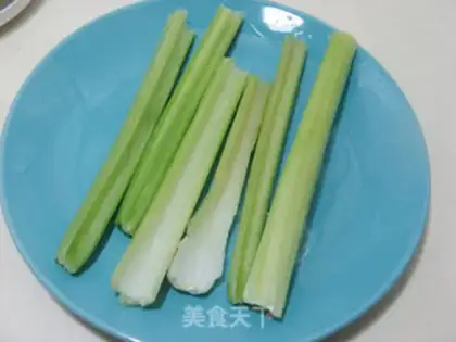 Make Gold pear celery juice step 1