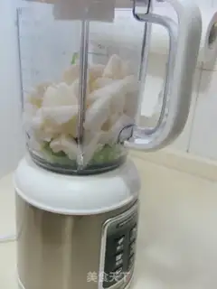 Make Gold pear celery juice step 4