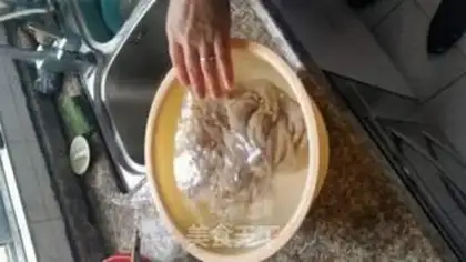 Make The foot of the mountain glycerine chicken step 4