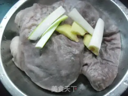 Make Red-tree pig belly soup step 2
