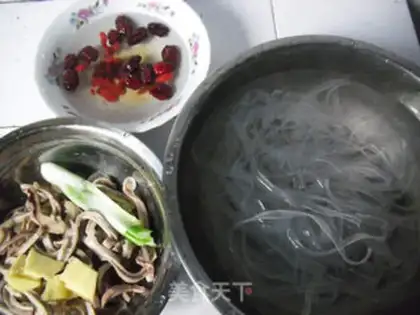 Make Red-tree pig belly soup step 3