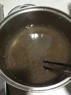 Make The lamb chops are cold noodles step 2