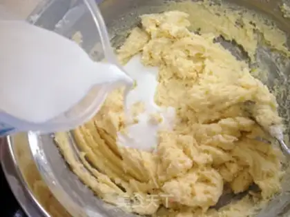 Make Plum raisin cake step 4