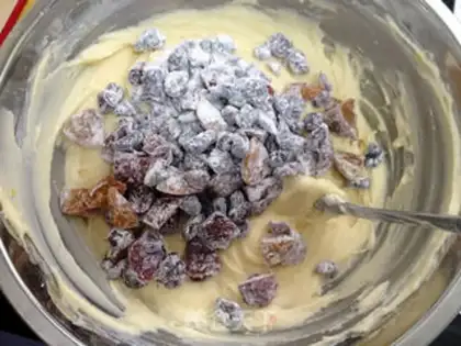 Make Plum raisin cake step 5