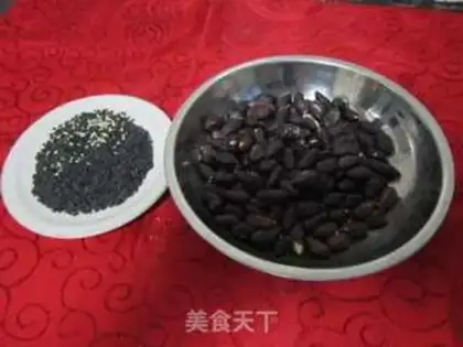 Make Peanut sesame soup step 1